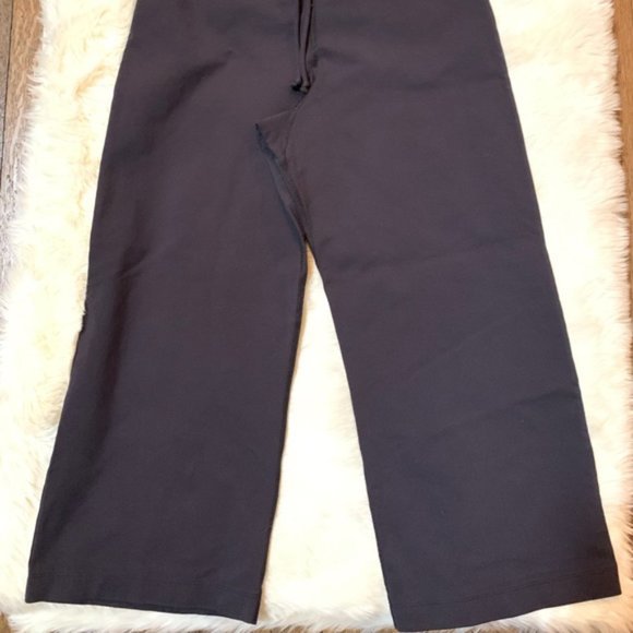 EUC Flattering Black capri Pants - STRETCHY - Picture 4 of 7
